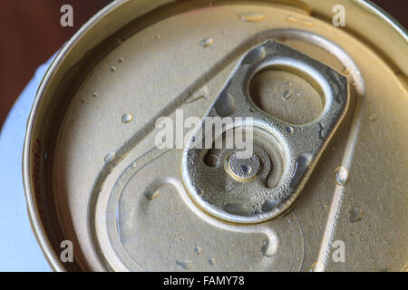 Closeup shot dall'anello a tirare su una lattina di alluminio aperto può con caduta di acqua Foto Stock