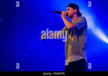 Rosemont, Illinois, Stati Uniti d'America. 30 Dic, 2015. Il rapper di Chicago PROBCAUSE suona dal vivo durante la reazione di Capodanno mostra a Donald E. Stephens Convention Center in Rosemont, Illinois © Daniel DeSlover/ZUMA filo/Alamy Live News Foto Stock