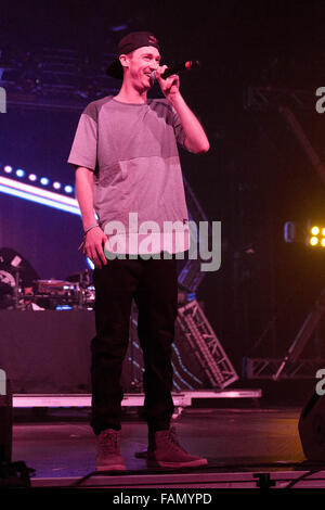 Rosemont, Illinois, Stati Uniti d'America. 30 Dic, 2015. Il rapper di Chicago PROBCAUSE suona dal vivo durante la reazione di Capodanno mostra a Donald E. Stephens Convention Center in Rosemont, Illinois © Daniel DeSlover/ZUMA filo/Alamy Live News Foto Stock