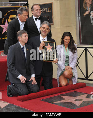 LOS ANGELES, CA - Marzo 2, 2010: Andrea Bocelli & moglie Veronica Berti, Leron Gubler - Hollywood di presidente della Camera di Commercio, produttori David Foster & Pascal Vicedomini su Hollywood Boulevard in cui Bocelli è stato onorato con il 2,402nd stella sulla Hollywood Walk of Fame. Foto Stock