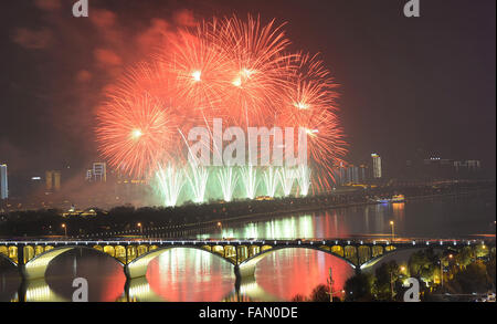 Changsha, provincia cinese di Hunan. 1a gen, 2016. Fuochi d'artificio dipingono lo skyline su Changsha, capitale della centrale provincia cinese di Hunan, 1 gennaio, 2016. Credito: lunga Hongtao/Xinhua/Alamy Live News Foto Stock