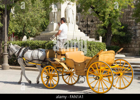 Siviglia, Spain-September 2° 2015: un cavallo e carrozza passeggiate intorno al vecchio Siviglia. Prendendo in giro un popolare è un'attività turistica. Foto Stock