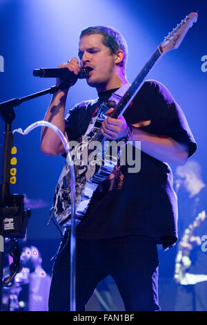 Rosemont, Illinois, Stati Uniti d'America. 31 Dic, 2015. Musicista JASON HUBER del Cherubino suona dal vivo durante la reazione di Capodanno mostra a Donald E. Stephens Convention Center in Rosemont, Illinois © Daniel DeSlover/ZUMA filo/Alamy Live News Foto Stock