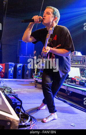 Rosemont, Illinois, Stati Uniti d'America. 31 Dic, 2015. Musicista JASON HUBER del Cherubino suona dal vivo durante la reazione di Capodanno mostra a Donald E. Stephens Convention Center in Rosemont, Illinois © Daniel DeSlover/ZUMA filo/Alamy Live News Foto Stock