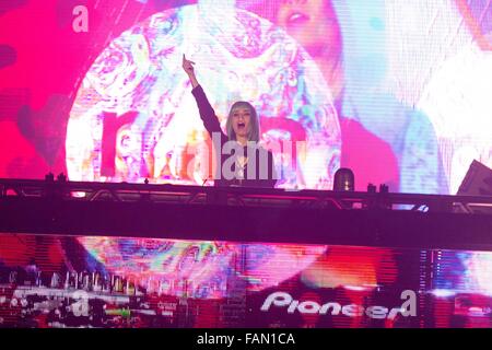 Rosemont, Illinois, Stati Uniti d'America. 31 Dic, 2015. Musicista Elettronico MIJA suona dal vivo durante la reazione di Capodanno mostra a Donald E. Stephens Convention Center in Rosemont, Illinois © Daniel DeSlover/ZUMA filo/Alamy Live News Foto Stock