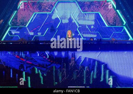 Rosemont, Illinois, Stati Uniti d'America. 31 Dic, 2015. Musicista Elettronico MIJA suona dal vivo durante la reazione di Capodanno mostra a Donald E. Stephens Convention Center in Rosemont, Illinois © Daniel DeSlover/ZUMA filo/Alamy Live News Foto Stock