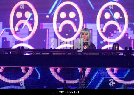 Rosemont, Illinois, Stati Uniti d'America. 31 Dic, 2015. Musicista Elettronico MIJA suona dal vivo durante la reazione di Capodanno mostra a Donald E. Stephens Convention Center in Rosemont, Illinois © Daniel DeSlover/ZUMA filo/Alamy Live News Foto Stock