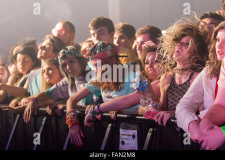 Rosemont, Illinois, Stati Uniti d'America. 31 Dic, 2015. Appassionati di musica di godersi la reazione di Capodanno mostra a Donald E. Stephens Convention Center in Rosemont, Illinois © Daniel DeSlover/ZUMA filo/Alamy Live News Foto Stock