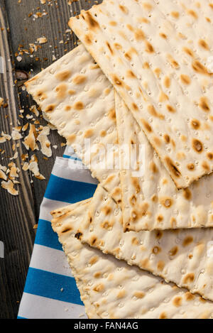 Matzah - un pane azzimo, tradizionalmente consumato dagli ebrei durante il festival di Pasqua Foto Stock