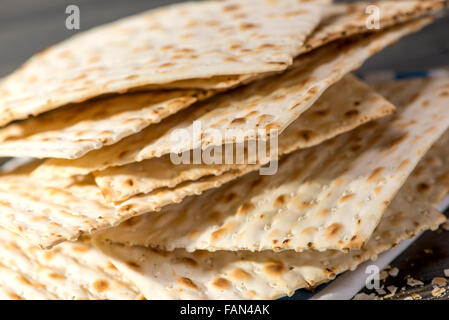 Matzah - un pane azzimo, tradizionalmente consumato dagli ebrei durante il festival di Pasqua Foto Stock