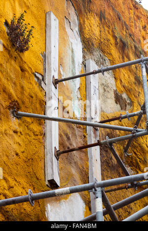 I dettagli dei supporti di una vecchia facciata opere Foto Stock