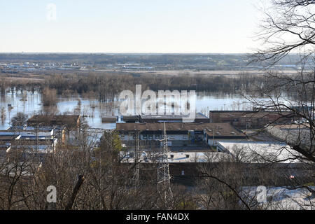 Parco Valle, Missouri, Stati Uniti d'America. Il 1 di gennaio 2016. Le acque di esondazione vicino al fiume Meramec flood vicino alle imprese nella città vecchia Fenton. Credito: Gino's immagini Premium/Alamy Live News Foto Stock