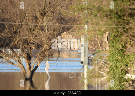 Parco Valle, Missouri, Stati Uniti d'America. Il 1 di gennaio 2016. Le acque di esondazione quasi immergere la casa nel Parco Valle nella città vecchia Fenton. Credito: Gino's immagini Premium/Alamy Live News Foto Stock