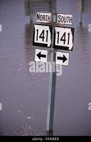 Parco Valle, Missouri, Stati Uniti d'America. Il 1 di gennaio 2016. Autostrada 141 cartello stradale sommersa da acque di allagamento nel Parco Valle, Missouri Credito: Gino's immagini Premium/Alamy Live News Foto Stock