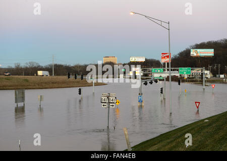 Parco Valle, Missouri, Stati Uniti d'America. Il 1 di gennaio 2016. Le acque di esondazione vicino al fiume Meramec flood road nel Parco Valle, Missouri Credito: Gino's immagini Premium/Alamy Live News Foto Stock