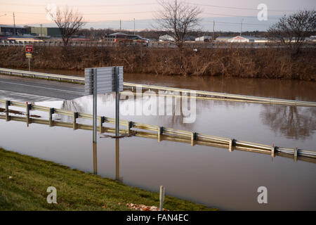 Parco Valle, Missouri, Stati Uniti d'America. Il 1 di gennaio 2016. Le acque di esondazione chiuso autostrade e strade nel Parco Valle, Missouri Credito: Gino's immagini Premium/Alamy Live News Foto Stock