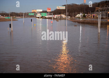 Parco Valle, Missouri, Stati Uniti d'America. Il 1 di gennaio 2016. Le acque di esondazione chiuso autostrade e strade nel Parco Valle, Missouri Credito: Gino's immagini Premium/Alamy Live News Foto Stock