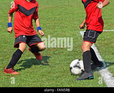 Giovani calciatori in azione Foto Stock