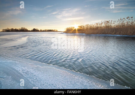 Paesaggio invernale e gelido fiume. La natura della composizione. Foto Stock