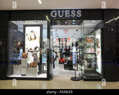 ALBERTA, Canada - 23 settembre 2014: Guess shop in Alberta, Canada. Indovinare è un Americano elegante linea di abbigliamento di marca che anche Foto Stock