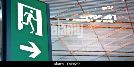 Segno di uscita di emergenza in un aeroporto cinese, buona per concettuale Foto Stock