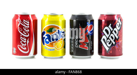 Popolare quattro lattine di bevande su uno sfondo bianco, Coca Cola, Fanta, Dr Pepper e Pepsi rappresentano il mondo più popolare di bevande Foto Stock