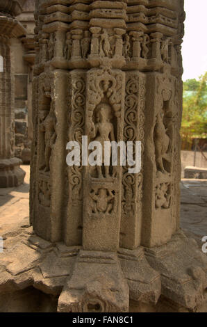 Colonne scolpite, aeshvar o aishwaryeshvar tempio, sinnar, Maharashtra, India Foto Stock