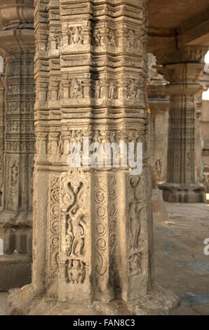 Colonne scolpite, aeshvar o aishwaryeshvar tempio, sinnar, Maharashtra, India Foto Stock