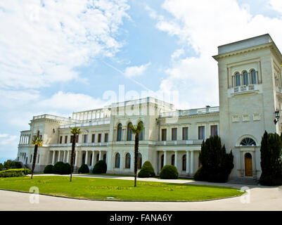 Crimea, Ucraina - 23 Maggio 2012: Livadiyskiy palazzo dell'ultimo re russo Nikolay sulla costa del Mar Nero in luogo Livadia vicino alla città Foto Stock