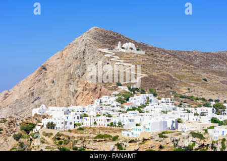 Percorso a zig-zag conduce alla chiesa di Panagia sopra le bianche in cima alla scogliera, Chora Folegandros, Cicladi Grecia Foto Stock