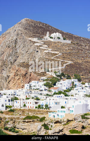 Percorso a zig-zag conduce alla chiesa di Panagia sopra le bianche in cima alla scogliera, Chora Folegandros, Cicladi Grecia Foto Stock