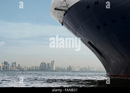 Panama lo skyline della citta'. Grande nave da crociera entrando in Panama city. Foto Stock