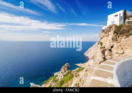 In cima alla scogliera hotel imbiancate nel Chora, Folegandros, Cicladi Grecia Foto Stock