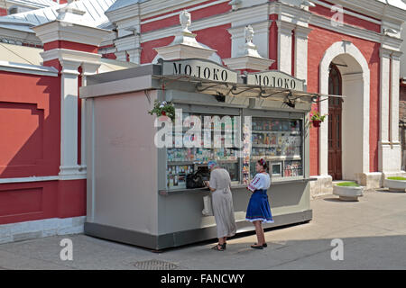 Un minimarket digitare chiosco vendita di bibite, gelati e snack a Mosca, in Russia. Foto Stock