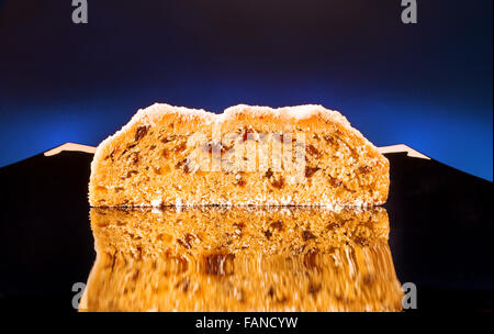 Originale da forno Dresdner Stollen Weihnachtsstollen o Christstollen, torta di frutta con zucchero a velo, noci, uva passa, canditi Foto Stock