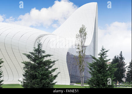 Il Heydar Aliyev Center è un complesso di edifici di Baku progettato dal britannico irachena Zaha Hadid. Foto Stock