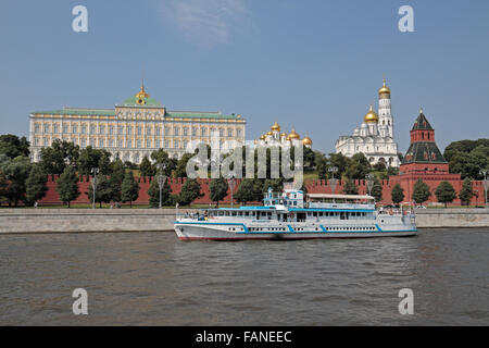 Una barca turistica sul fiume Moskva passa il Grande Palazzo del Cremlino e il Cremlino di Mosca, Russia. Foto Stock