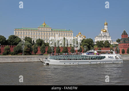 Una barca turistica sul fiume Moskva passa il Cremlino di Mosca, Russia. Foto Stock