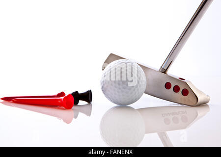 Golf Putt con sfera e tees su uno sfondo più bianchi Foto Stock