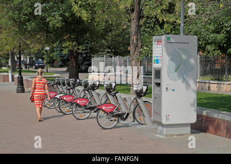 Una fila di pubblico di Mosca bike a noleggio biciclette a Mosca, in Russia. Foto Stock