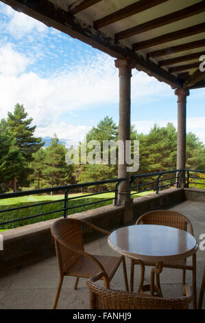 La vista dalla terrazza del Parador. Hoyos del Espino, provincia di Avila, Castilla Leon, Spagna. Foto Stock