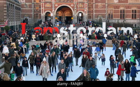 Grande folla di persone a pattinare sulla temporanea del pattinaggio su ghiaccio a Museumplein (Museum Square), Amsterdam, Paesi Bassi Foto Stock