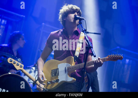 Il 30 agosto 2015 - Circa le onde eseguire sul palco del giorno 3 di festival di Leeds, 2015 © Myles Wright/ZUMA filo/Alamy Live News Foto Stock