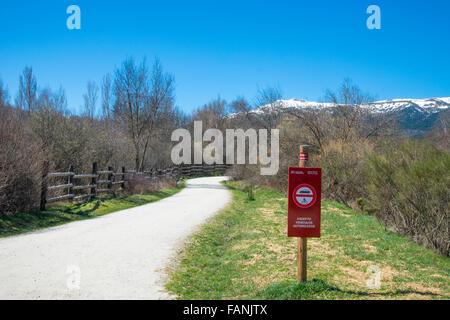 Percorso e il picco di Peñalara. Sierra de Guadarrama National Park, Rascafria, provincia di Madrid, Spagna. Foto Stock