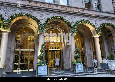 Cortile d'ingresso a Lotte New York Palace Hotel, stagione di vacanze nella città di New York Foto Stock