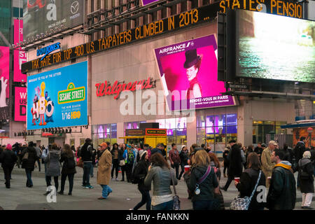 Tabelloni elettronici illumina Times Square di notte, NYC Foto Stock