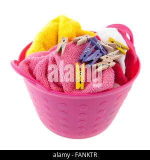 Lavanderia completa cesto con asciugamani e vestiti pin Foto Stock