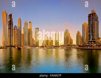 Skyline tramonto foto scattata a Dubai Marina Foto Stock