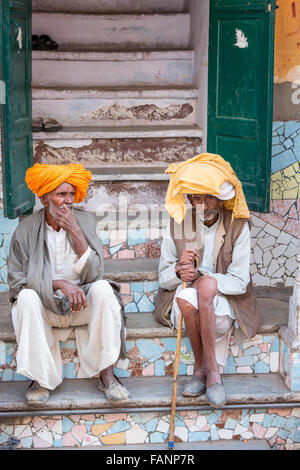 Due uomini anziani avente una pausa, Pushkar, Rajasthan, India Foto Stock