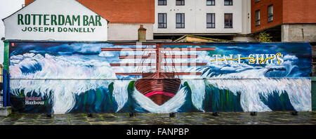 Tall Ships murale sul lato della ex Rotterdam Bar a Belfast Foto Stock